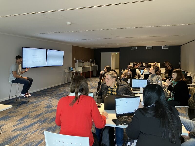 Matias Venutolo dando una clase de la Academia de IA del Banco Ciudad