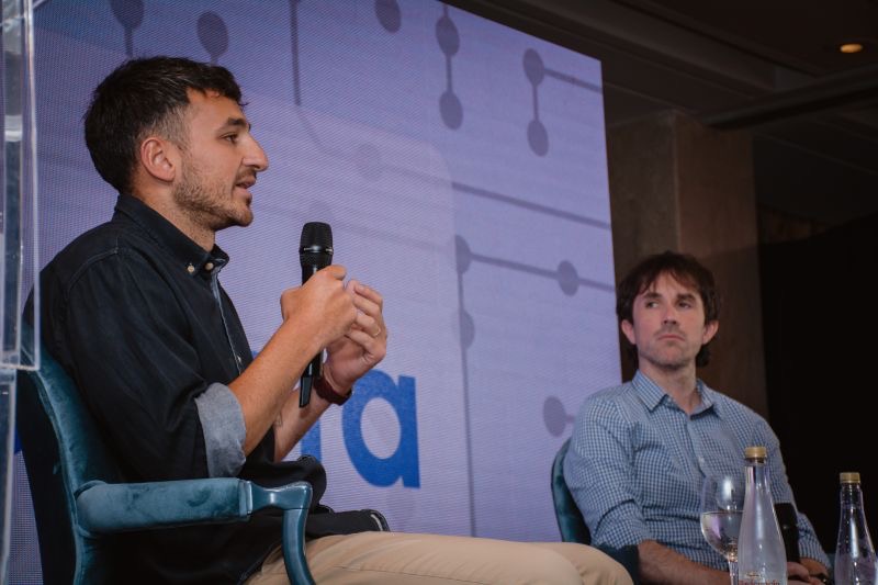 Matias Venutolo hablando con micrófono durante un panel en ADRHA